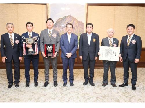 10月28日(火曜日)愛媛県民球団会長、愛媛マンダリンパイレーツ選手らの訪問(県庁)