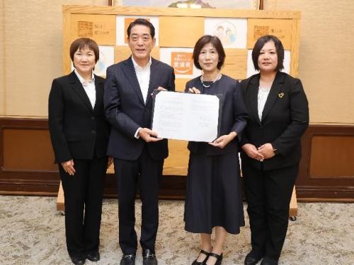 10月31日(金曜日)一般社団法人愛媛県助産師会との誰もが安心して産み育てられる環境整備に関する連携協定書調印式(県庁)