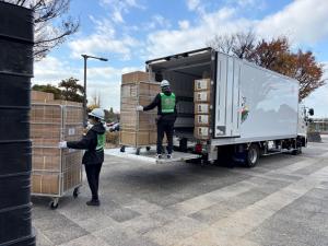 救援物資の搬出入(カゴ台車)