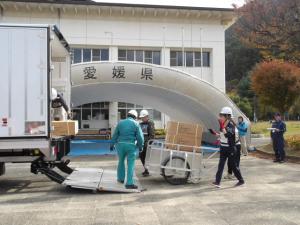 救援物資の搬出入(直積み)