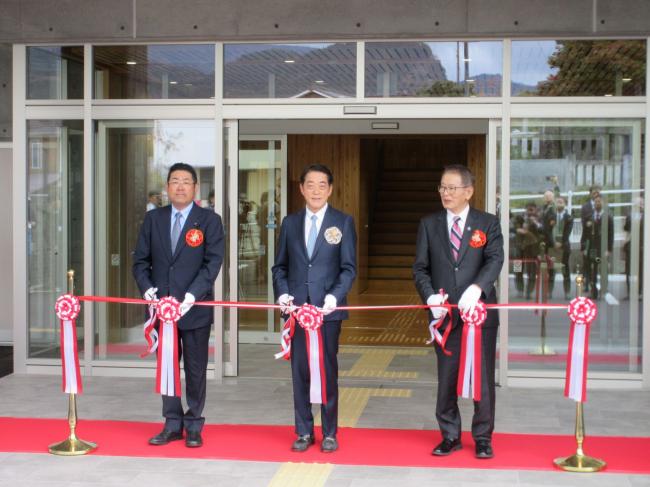 51120①_愛媛県中予地方局久万高原庁舎完成記念式典テープカット