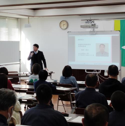 愛媛中央産業技術専門校の生徒の皆さんの前で講義する労働委員会委員
