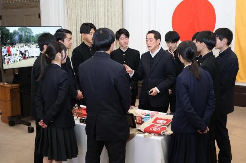 2月9日（月曜日）えひめ高校生インド青少年交流事業に参加の県内高校生らの訪問（県庁）