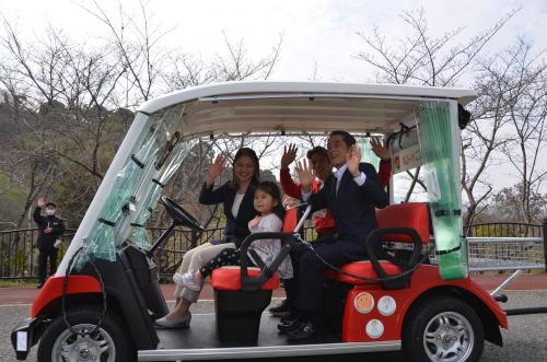 えひめこどもの城「ぐるっと周遊カート」・「くわがたのステージ」お披露目式