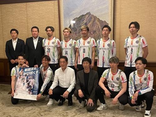 5月22日(金曜日)フットサルチーム ミラクルスマイル新居浜選手・監督らの訪問(県庁)