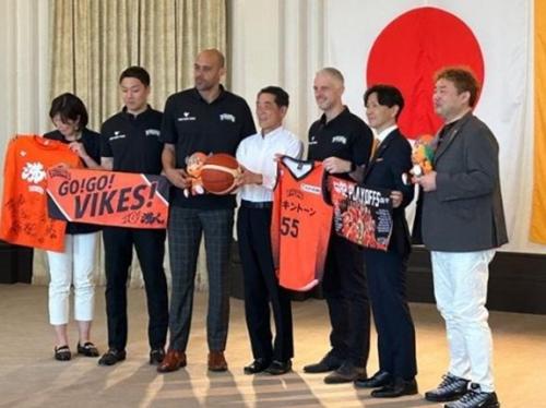 5月20日(水曜日)エヒメスポーツエンターテイメント社長、愛媛オレンジバイキング選手・スヘッドコーチらの訪問(松山市)