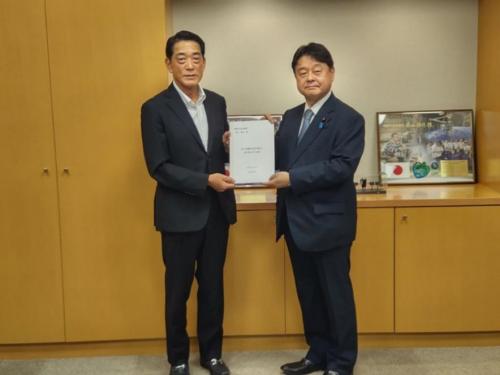 8月5日(水曜日)全国知事会原子力発電対策特別委員会委員長として「原子力発電所の安全対策及び防災対策に対する提言」について要請(内閣府特命担当大臣(科学技術政策))(東京都)