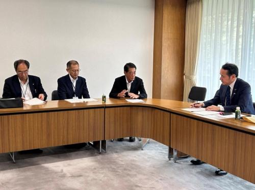 8月5日(水曜日)全国知事会地方創生・地域未来戦略推進本部長として「地方創生・日本創造への提言」を要請(自民党社会機能移転分散型国づくり推進本部長)(東京都)