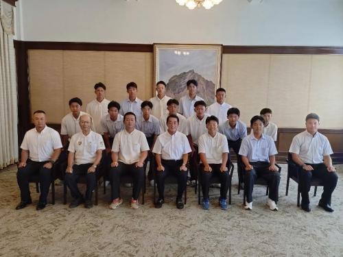8月27日(木曜日)国民スポーツ大会ソフトボール競技少年男子チーム選手・監督らの訪問(県庁)