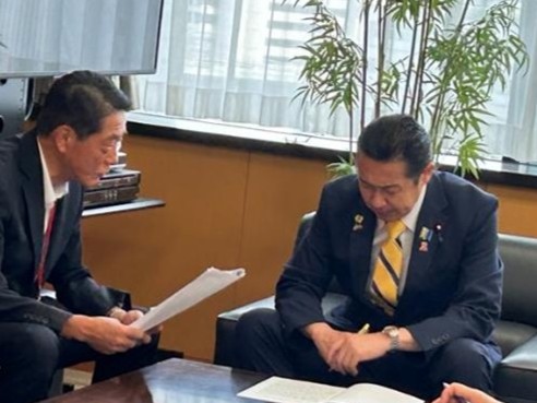 8月4日(火曜日)全国知事会地方創生・地域未来戦略推進本部長として「地方創生・日本創造への提言」を要請(内閣府特命担当大臣(地方創生))(東京都)