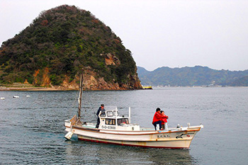 image:Charter fishing with a fisherman and tour cruising