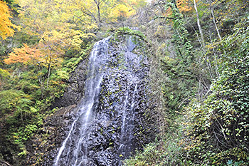 白猪(しらい)の滝