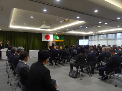 式辞を述べている副知事の写真