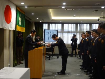 表彰状を受領している株式会社愛亀の写真