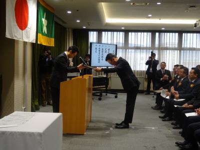 表彰状を受領している渡邊建設株式会社の写真