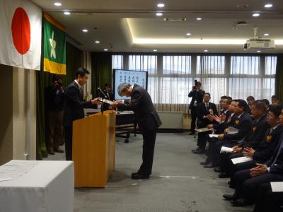 表彰状を受領している株式会社西建設の写真