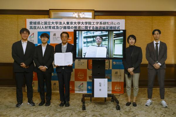 左から愛媛大学3回生、知事、松尾研担当者