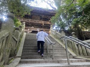 階段を上っているお遍路さん